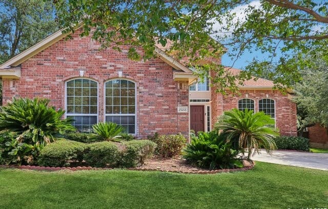 5-bedroom rental at 25218 Shinnecock Trail in San Antonio, TX — photo 2