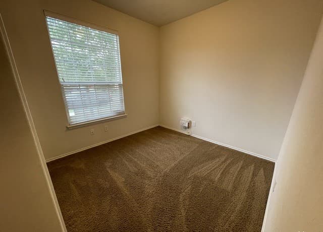 3-bedroom rental at 745 Hollow Ridge in Schertz, TX — photo 5