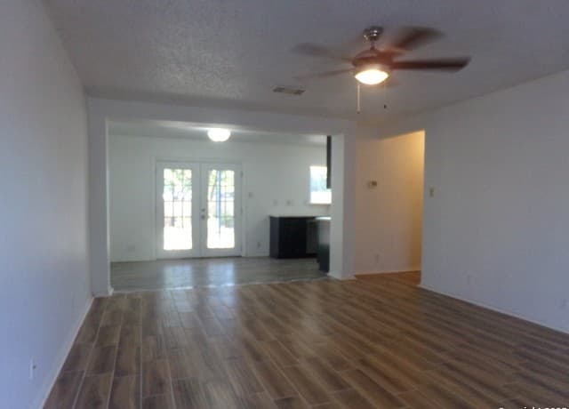 3-bedroom rental at 2422 Buffalo Pass in San Antonio, TX — photo 3