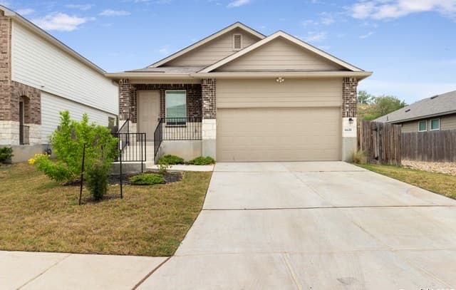 3-bedroom rental at 6610 Greensleeves in San Antonio, TX — photo 2