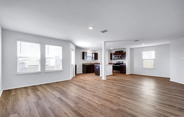 5-bedroom rental at 5867 Kendall Pr in San Antonio, TX — photo 3
