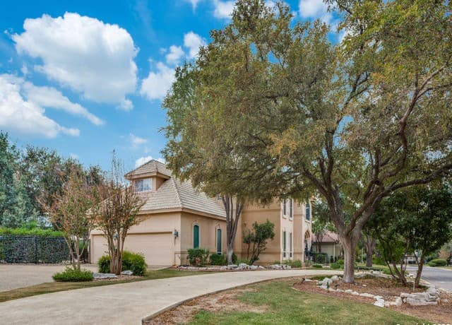 6-bedroom rental at 19114 Autumn Gdn in San Antonio, TX — photo 2
