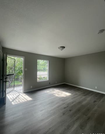 1-bedroom rental at 1723 W Mayfield Blvd Unit 6 in San Antonio, TX — photo 5