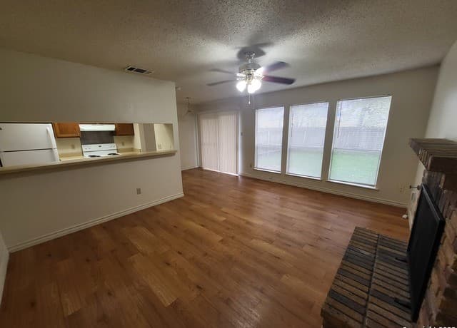 2-bedroom rental at 9928 Ardash Ln in San Antonio, TX — photo 2