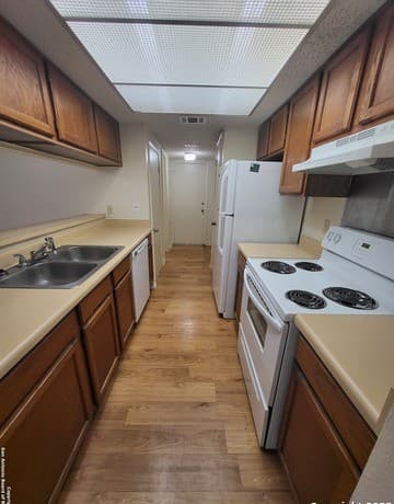 2-bedroom rental at 9928 Ardash Ln in San Antonio, TX — photo 4