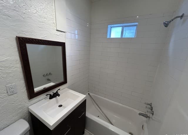 1-bedroom rental at 1625 Mccullough Ave Unit 8 in San Antonio, TX — photo 4