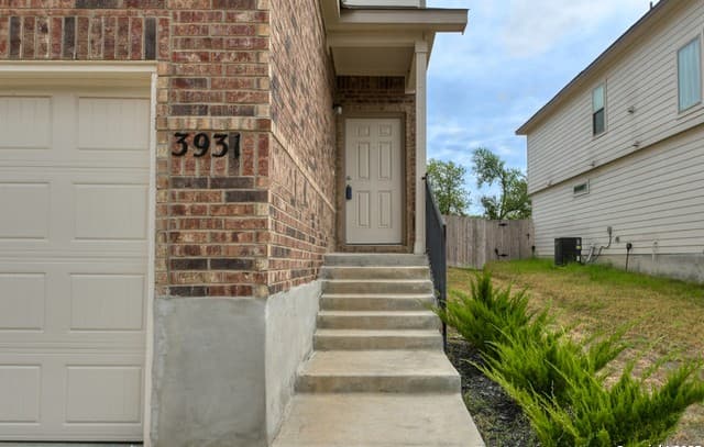 4-bedroom rental at 3931 Somers Crest in San Antonio, TX — photo 3