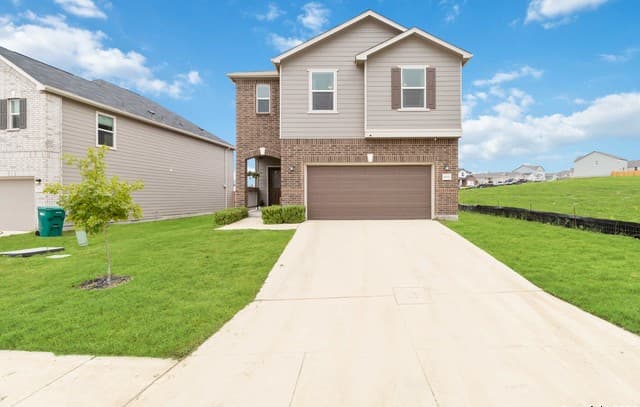 4-bedroom rental at 6611 Runaway Row in Converse, TX — photo 2