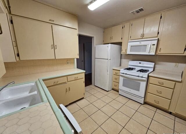 2-bedroom rental at 217 Lullwood Unit 3 in San Antonio, TX — photo 5