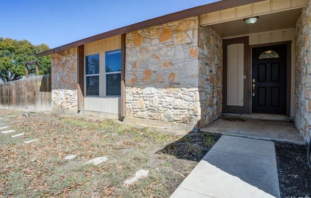 3-bedroom rental at 13926 Anchorage Hill in San Antonio, TX — photo 2