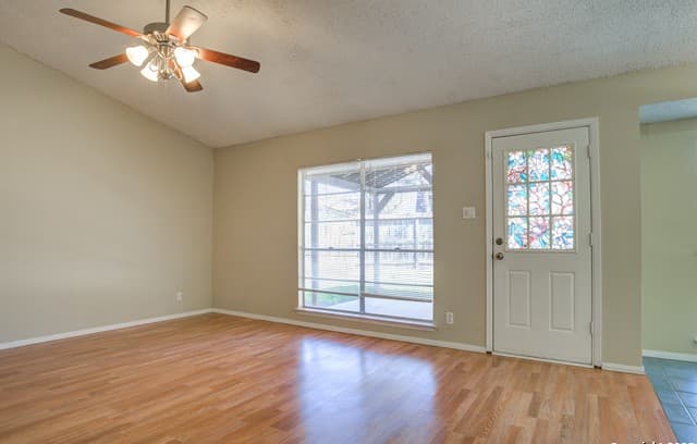 3-bedroom rental at 13926 Anchorage Hill in San Antonio, TX — photo 4