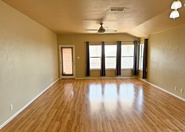 3-bedroom rental at 9626 Anderson Way in Converse, TX — photo 4