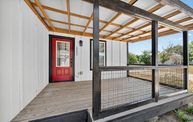 3-bedroom rental at 1203 Avenue J in Hondo, TX — photo 2