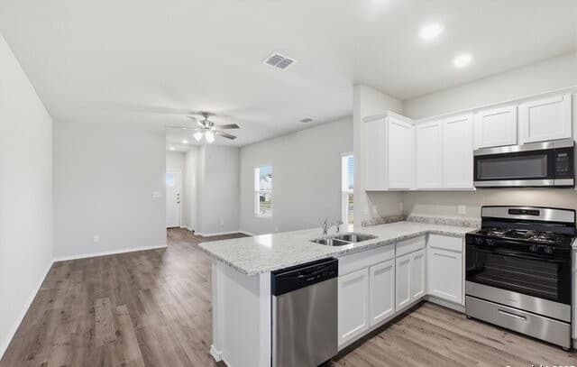 3-bedroom rental at 522 Abigail in San Antonio, TX — photo 5