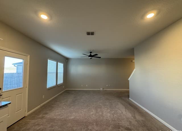 3-bedroom rental at 14685 Maple Terrace in San Antonio, TX — photo 2