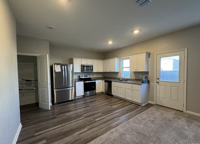 3-bedroom rental at 14685 Maple Terrace in San Antonio, TX — photo 4