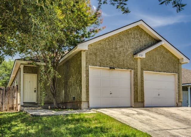 3-bedroom rental at 5723 Golf Heights Unit UNIT 1 in San Antonio, TX — photo 2