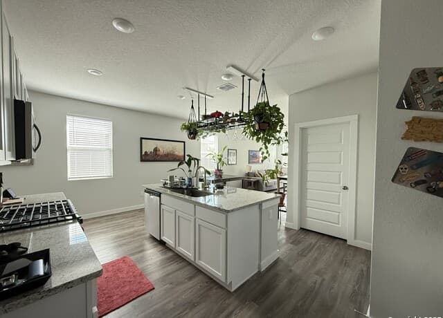 4-bedroom rental at 5415 Tourmaline in San Antonio, TX — photo 4