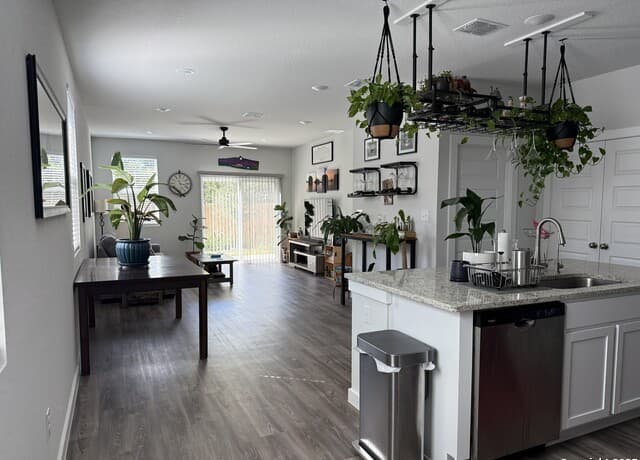 4-bedroom rental at 5415 Tourmaline in San Antonio, TX — photo 5