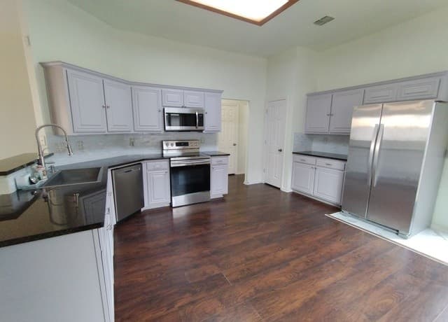 3-bedroom rental at 9654 Emerald in San Antonio, TX — photo 2