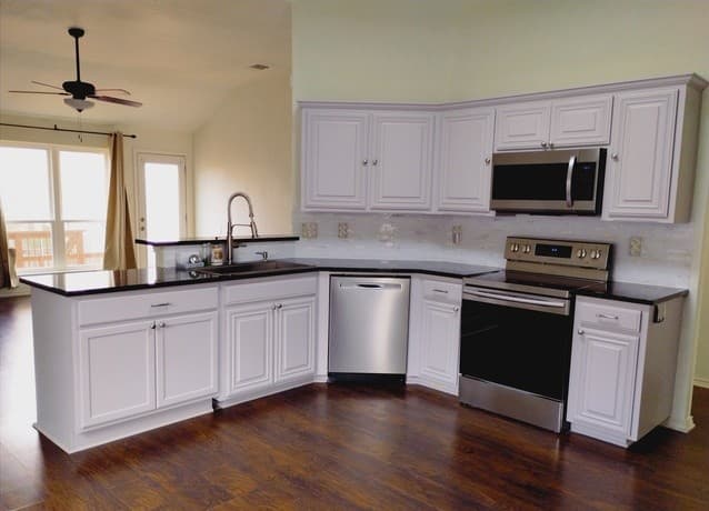 3-bedroom rental at 9654 Emerald in San Antonio, TX — photo 3