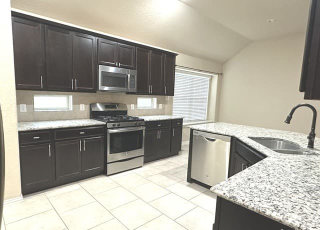 3-bedroom rental at 15231 Stagehand in San Antonio, TX — photo 2