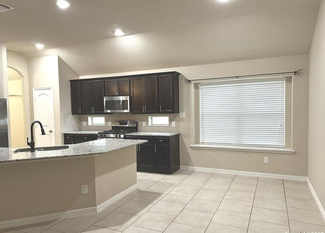 3-bedroom rental at 15231 Stagehand in San Antonio, TX — photo 5