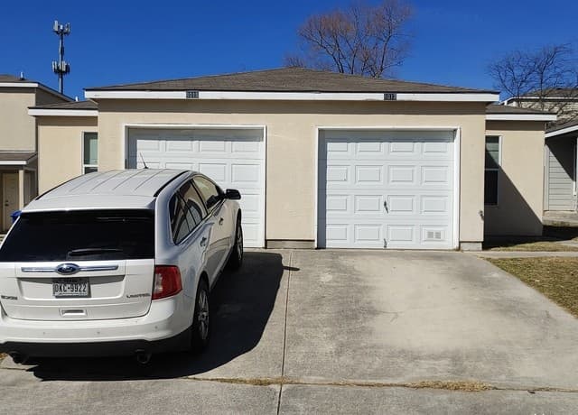 2-bedroom rental at 8017 Maverick Climb in San Antonio, TX — photo 2