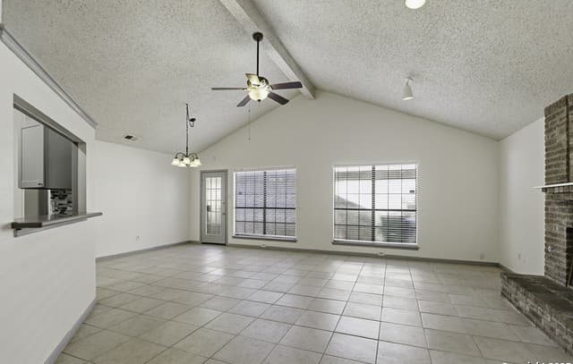 3-bedroom rental at 6315 Forest Village in San Antonio, TX — photo 2