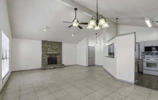 3-bedroom rental at 6315 Forest Village in San Antonio, TX — photo 3