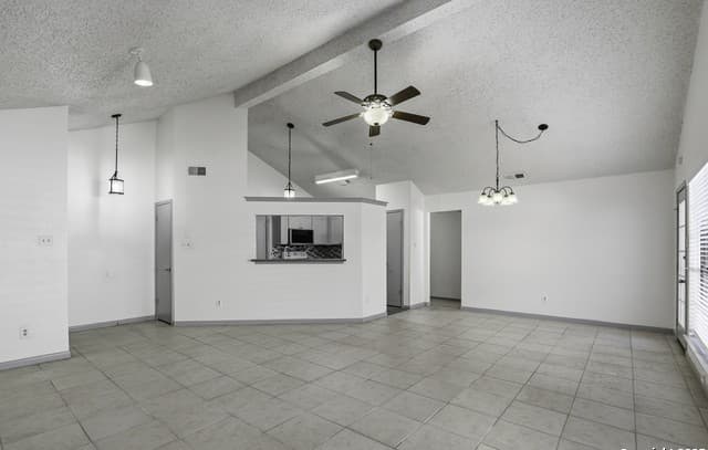 3-bedroom rental at 6315 Forest Village in San Antonio, TX — photo 4