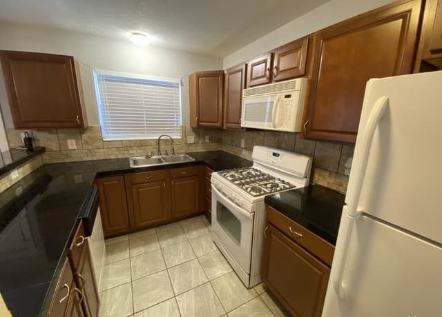 1-bedroom rental at 211 Natalen Ave Unit 210 in San Antonio, TX — photo 5