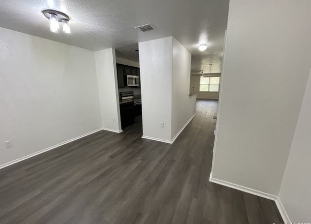 3-bedroom rental at 10014 Raspberry Oak in San Antonio, TX — photo 4