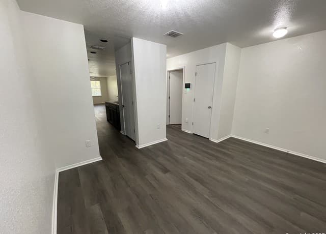 3-bedroom rental at 10014 Raspberry Oak in San Antonio, TX — photo 5