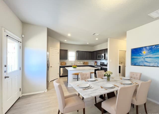 3-bedroom rental at 15167 Dione Bend in San Antonio, TX — photo 3
