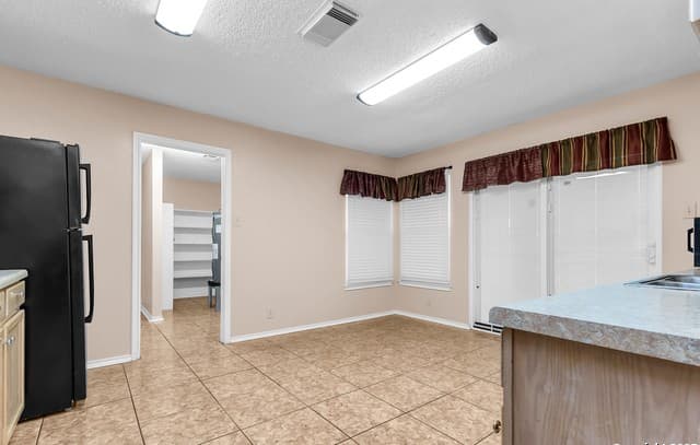 3-bedroom rental at 6161 Border Trail Dr in San Antonio, TX — photo 5