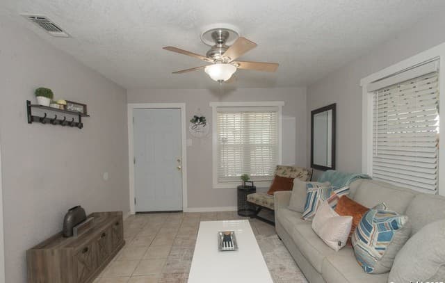 3-bedroom rental at 611 Brunswick in San Antonio, TX — photo 3