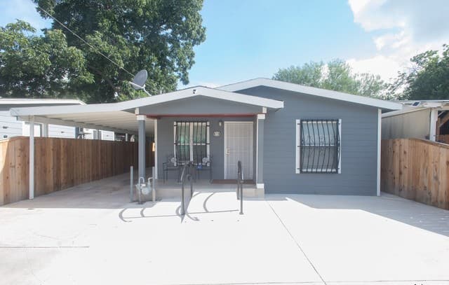 3-bedroom rental at 611 Brunswick in San Antonio, TX — photo 4