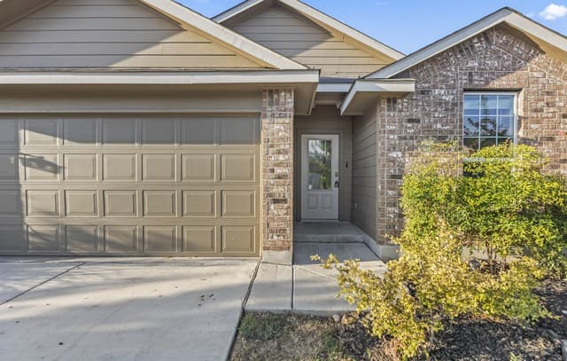 3-bedroom rental at 13349 Bearded Flat in San Antonio, TX — photo 2