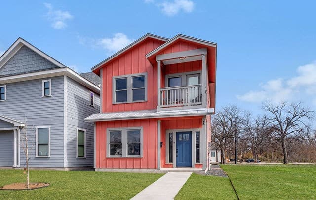 3-bedroom rental at 1910 E Houston St - BLDG.4 in San Antonio, TX — photo 3