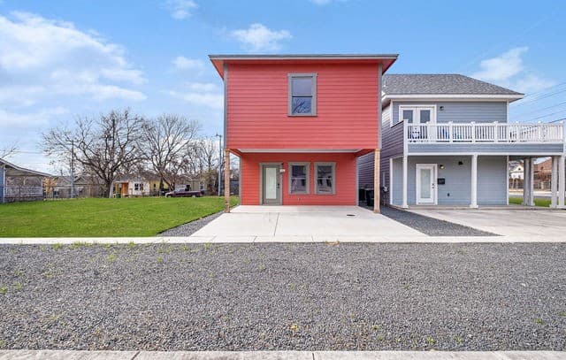 3-bedroom rental at 1910 E Houston St - BLDG.4 in San Antonio, TX — photo 5