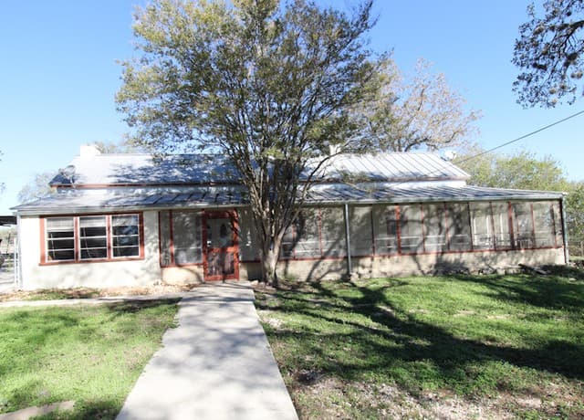 3-bedroom rental at 8811 Fm 471 in San Antonio, TX — photo 2