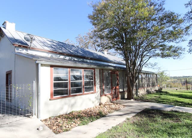 3-bedroom rental at 8811 Fm 471 in San Antonio, TX — photo 3