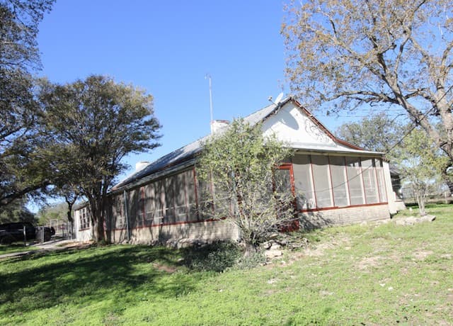 3-bedroom rental at 8811 Fm 471 in San Antonio, TX — photo 4