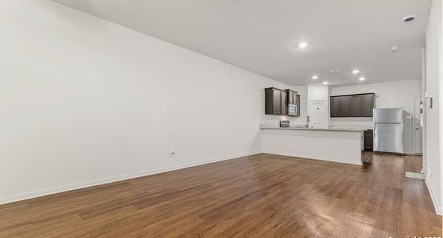 5-bedroom rental at 15102 Jetfire Point in San Antonio, TX — photo 3