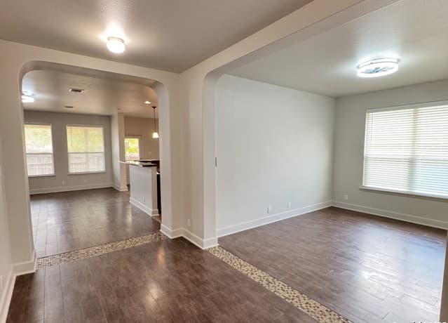 4-bedroom rental at 1011 Orchid Grv in San Antonio, TX — photo 2