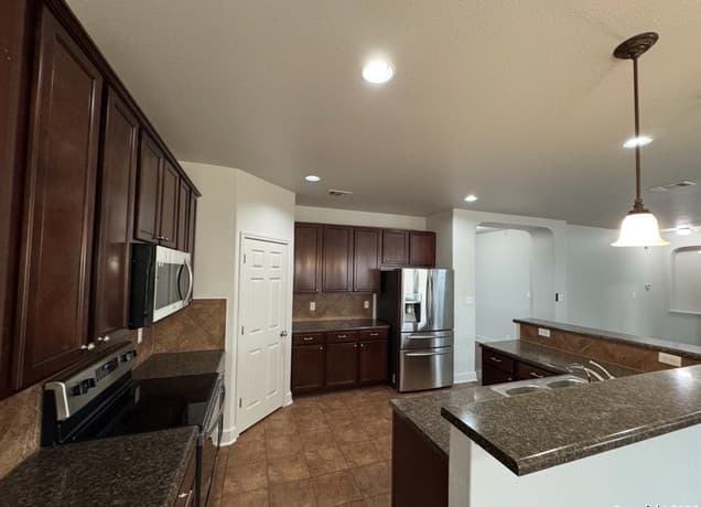 4-bedroom rental at 1011 Orchid Grv in San Antonio, TX — photo 3