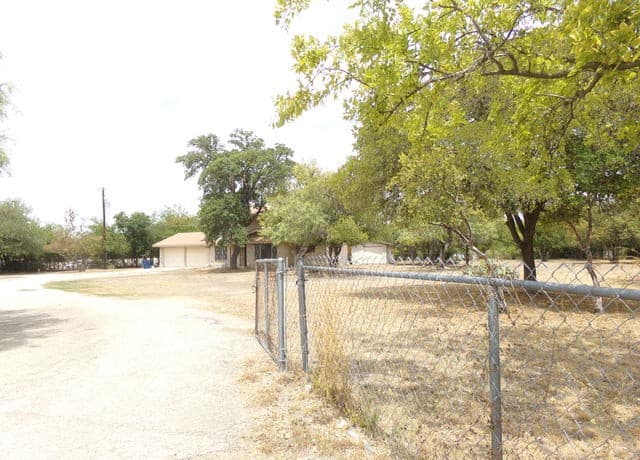 5-bedroom rental at 5975 Babcock in San Antonio, TX — photo 3