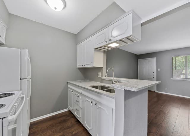1-bedroom rental at 1045 Shook Ave Unit 134 in San Antonio, TX — photo 2
