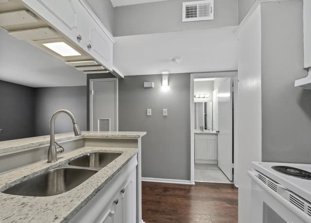 1-bedroom rental at 1045 Shook Ave Unit 134 in San Antonio, TX — photo 4